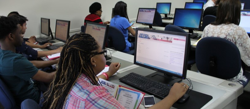 Digital Media Specialist students in a computer lab.